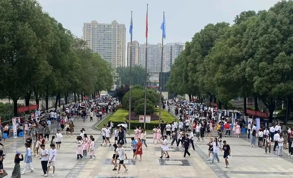 “線上+線下”促精準就業(yè),這幾場“百日千萬”招聘會有成效! 第3張 “線上+線下”促精準就業(yè),這幾場“百日千萬”招聘會有成效! 第3張