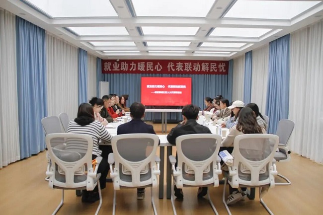 深入一線聽民意!成都市人大代表龔曉鷗在火車南站街道開展就業(yè)指導(dǎo)專題分享活動(dòng) 第4張 深入一線聽民意!成都市人大代表龔曉鷗在火車南站街道開展就業(yè)指導(dǎo)專題分享活動(dòng) 第4張