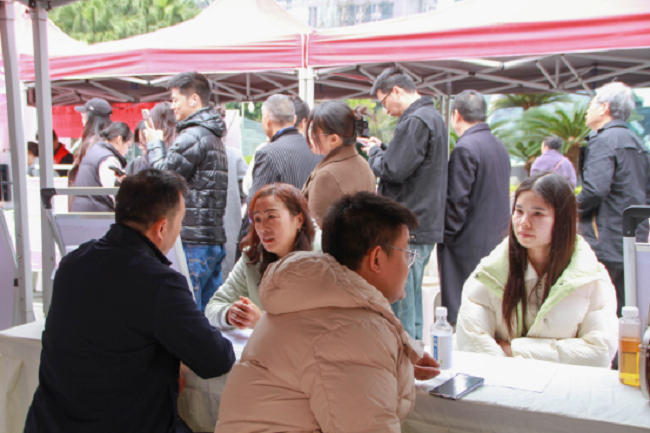 瑞方人力賦能火車南站街道錦官新城社區，讓“家門口”就業服務小站更暖心 第2張